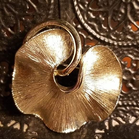 Lisner Silvertone Abstract Apple Brooch - Picture 6 of 7